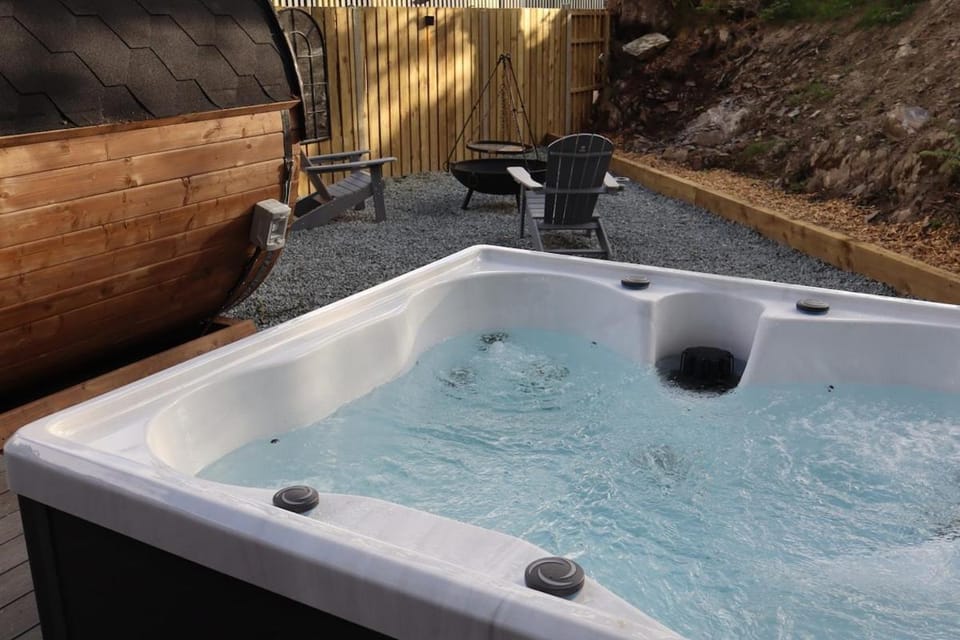 The Hideaway Spa Cabin Hot tub & Sauna Cabin in Wales