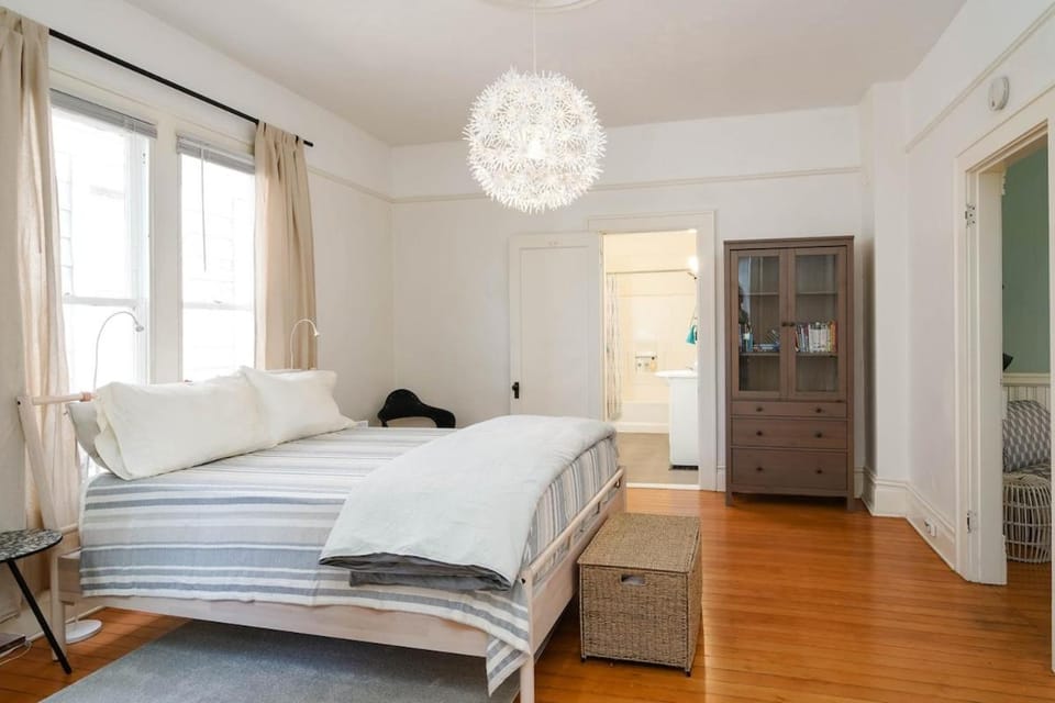 #StayInMyDistrict Sunnyside Vintage Charmer Apartment in Portland