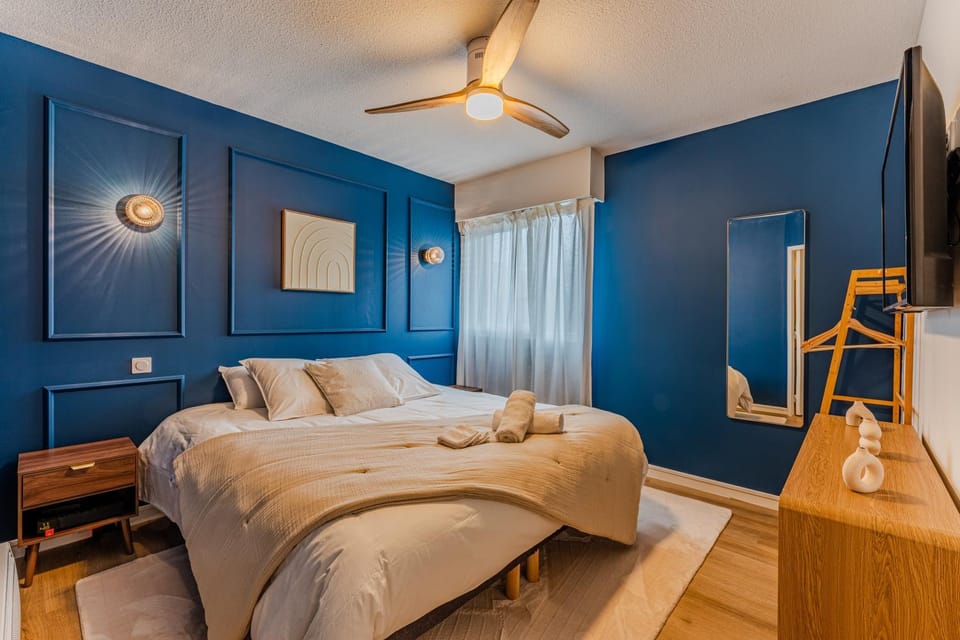 Bed, TV and multimedia, Photo of the whole room, Bedroom