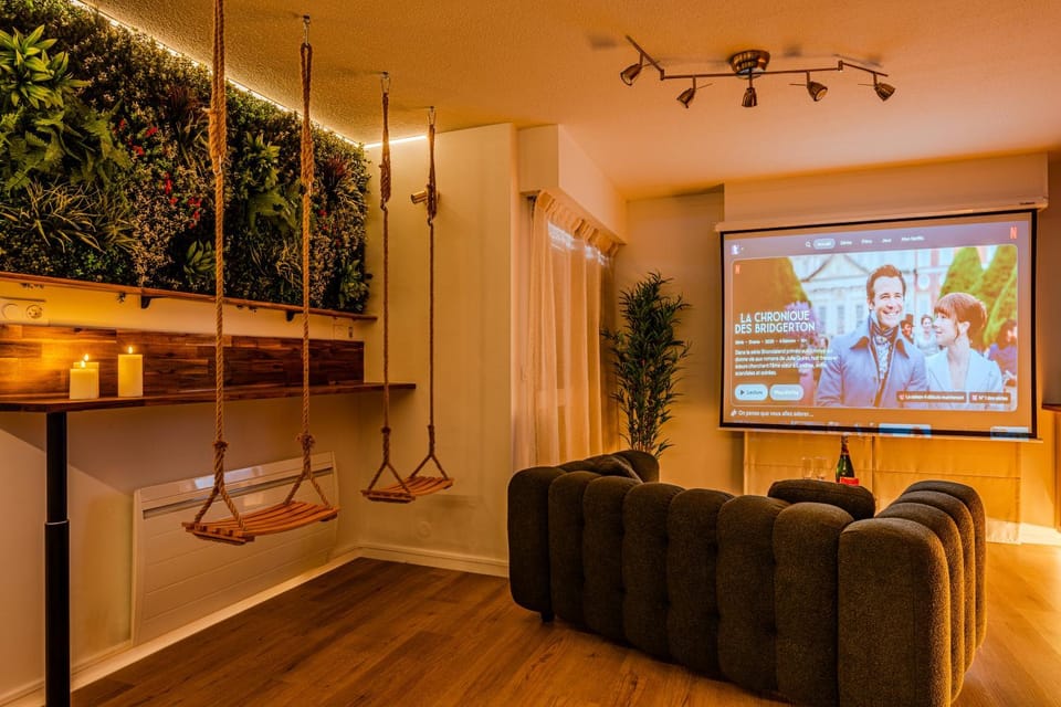 TV and multimedia, Living room, Seating area, Evening entertainment
