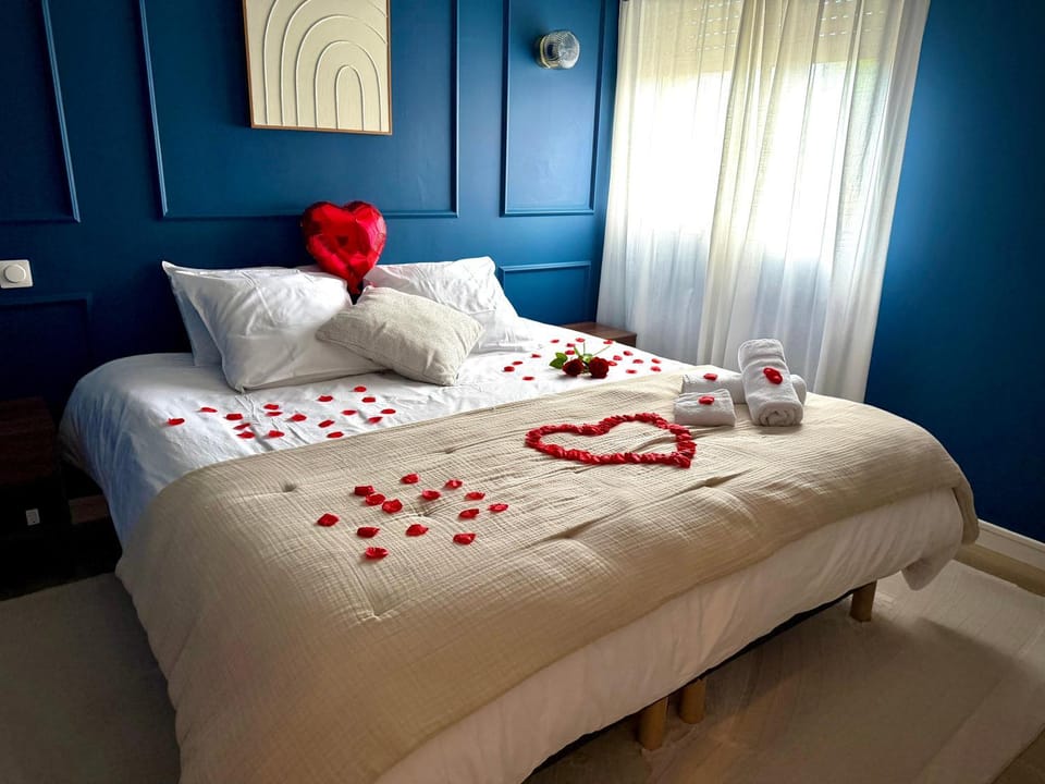 Bed, Photo of the whole room, Bedroom, towels