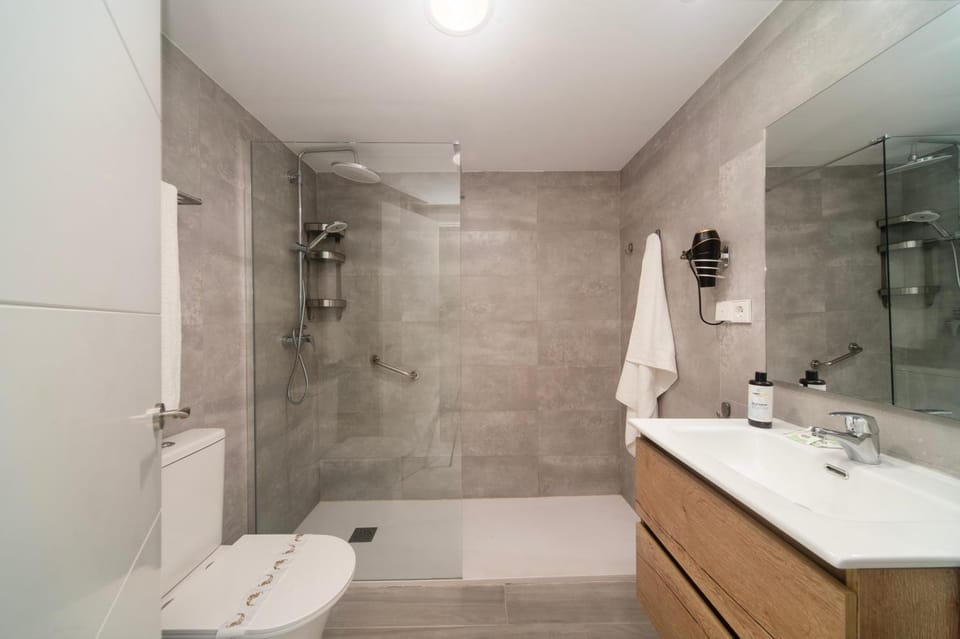Shower, Toilet, Bathroom, towels