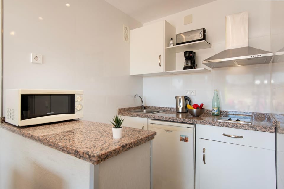 Coffee/tea facilities, microwave, stove, toaster, kitchen