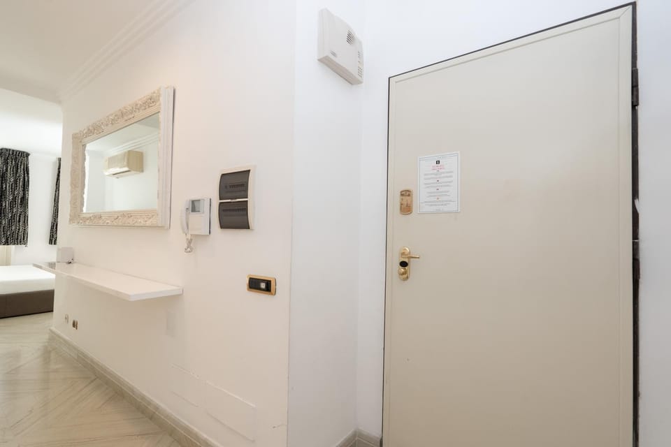 FONTANA DI TREVI HOUSE with Garden Apartment in Rome