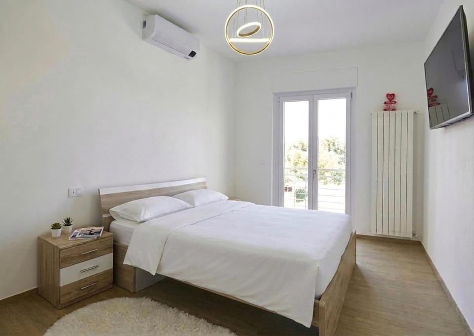 Bed, TV and multimedia, Bedroom