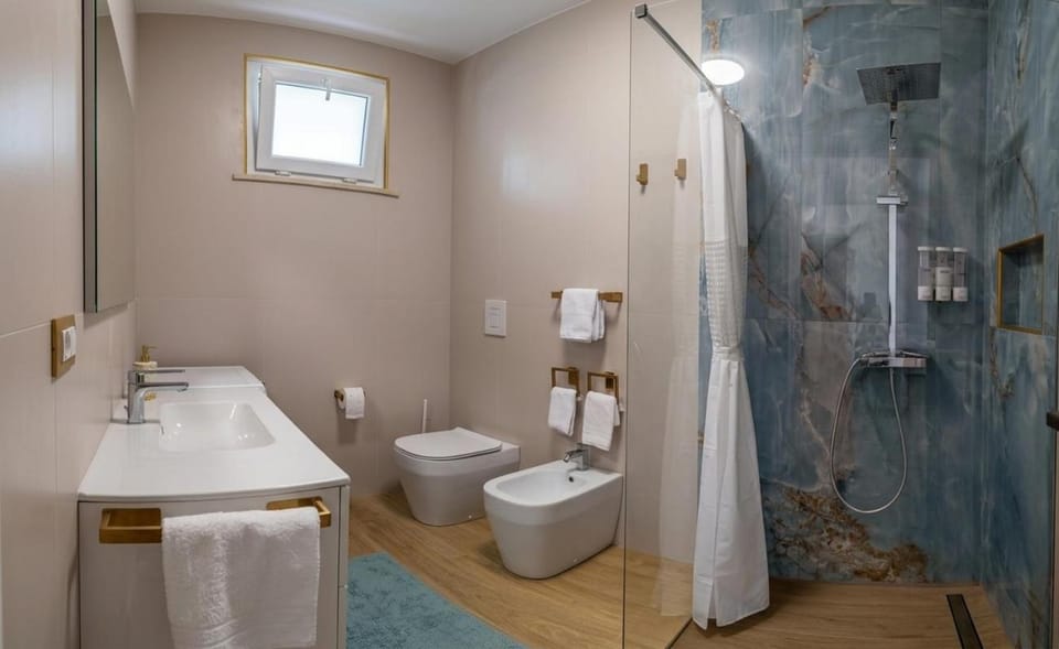 Shower, Toilet, Bathroom, bidet, towels