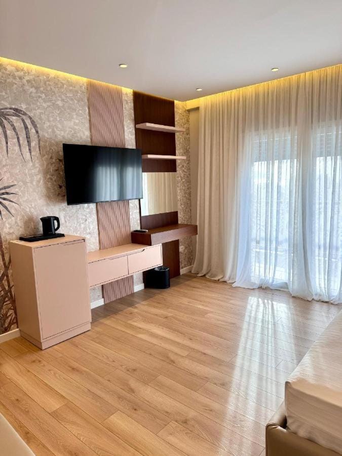 Hotel Leo Bed and Breakfast in Vlorë