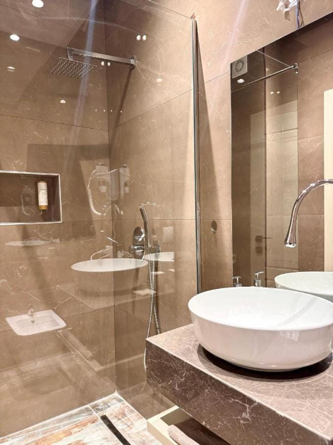 Hotel Leo Bed and Breakfast in Vlorë