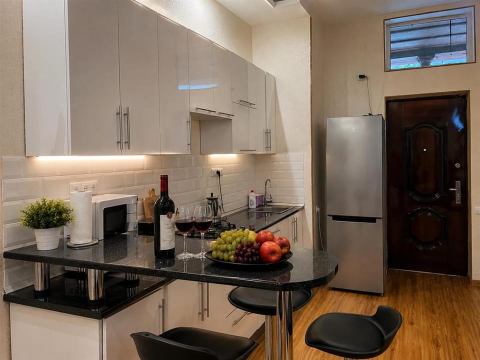 Kitchen or kitchenette, Food and drinks, Dining area