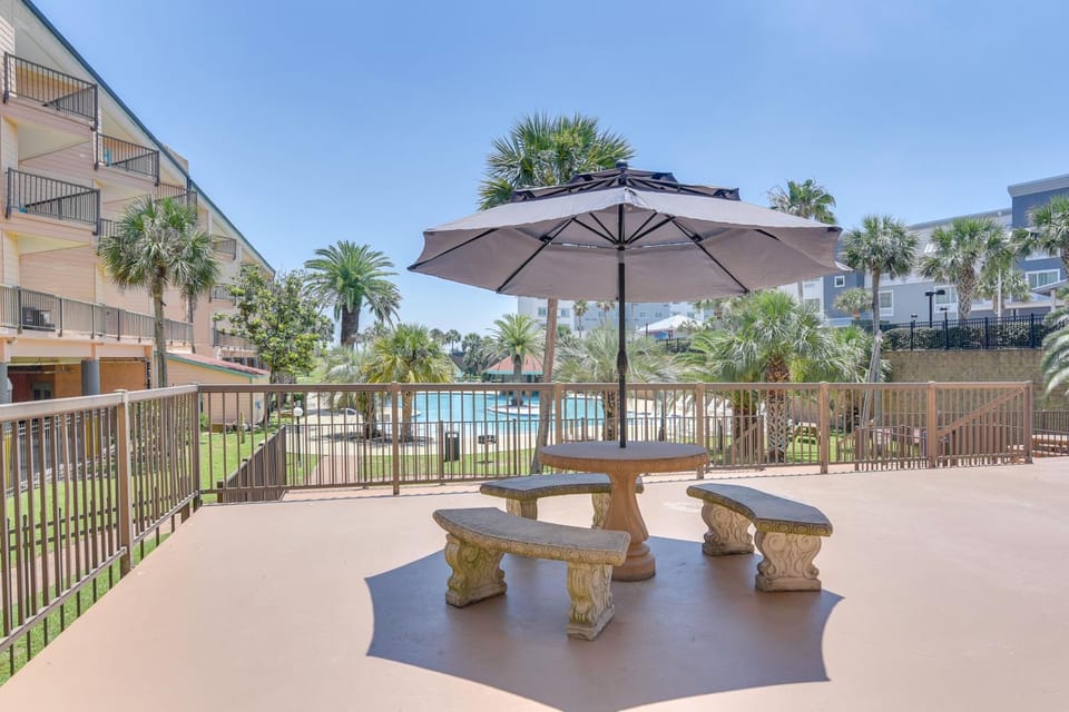 Beach Days, Family Fun! Resort-Style Galveston Gem House in Galveston Island