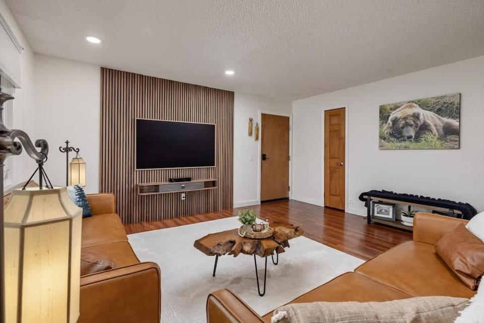 Artistic downtown 2br king bed Apartment in Anchorage