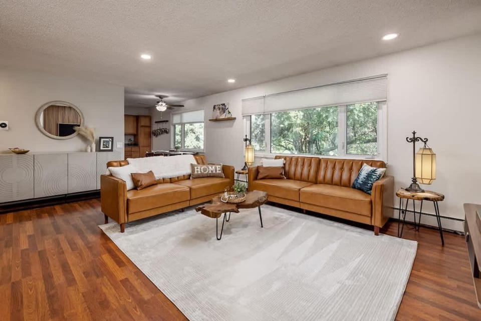 Artistic downtown 2br king bed Apartment in Anchorage