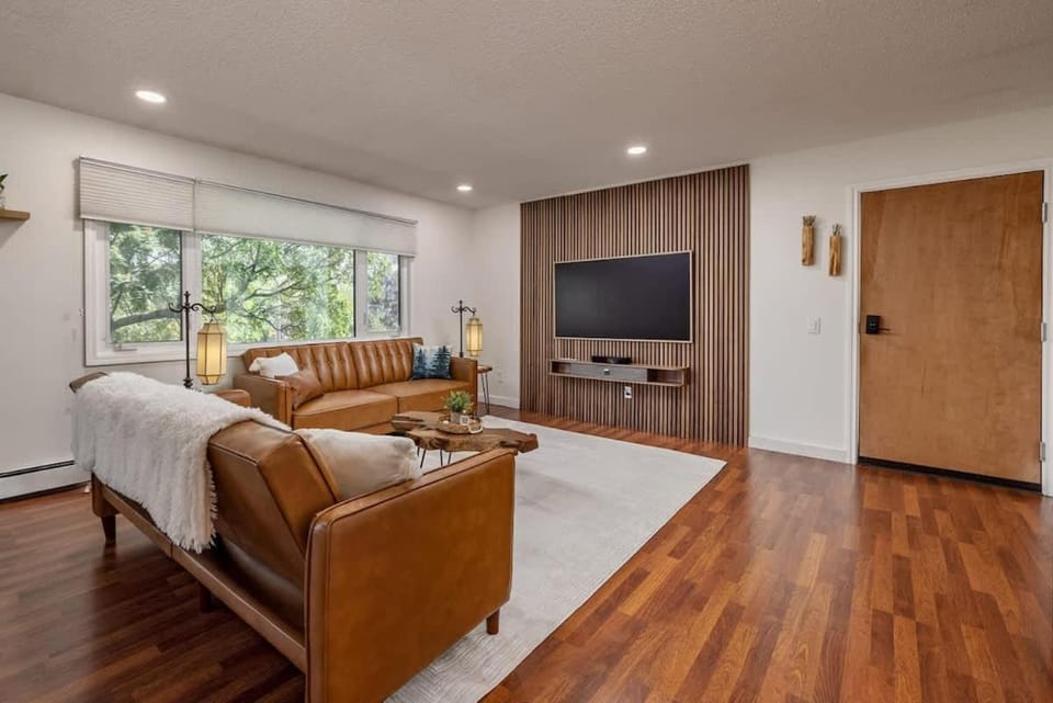 Artistic downtown 2br king bed Apartment in Anchorage