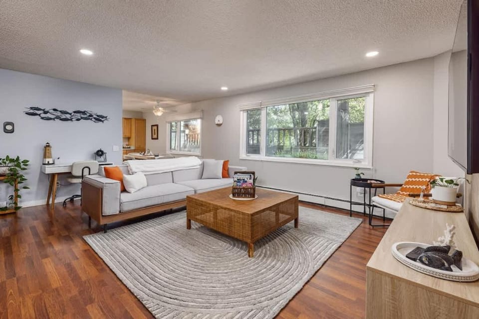 Downtown Urban Retreat Sleeps 4 King Bed Apartment in Anchorage