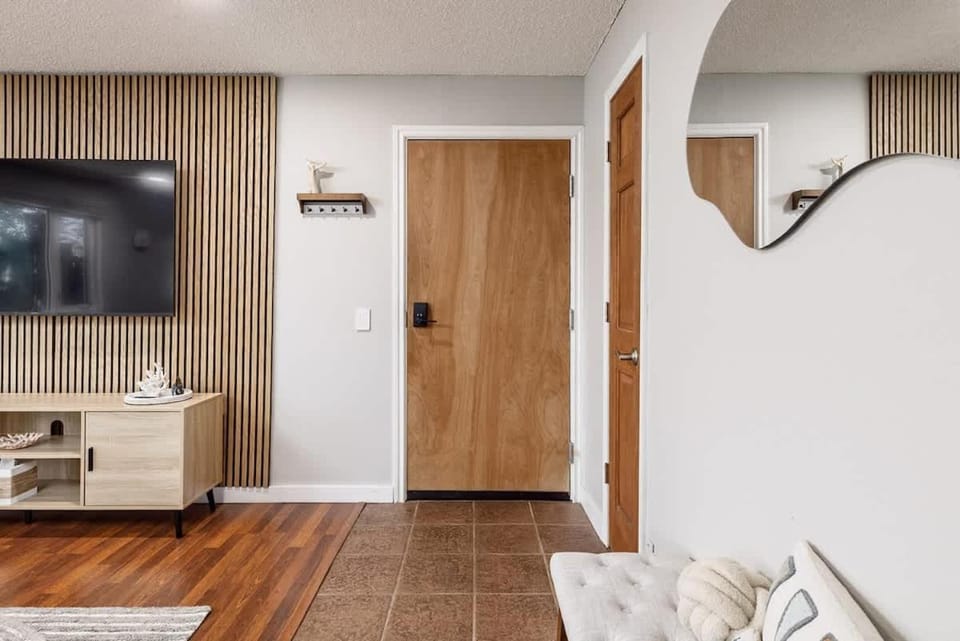 Downtown Urban Retreat Sleeps 4 King Bed Apartment in Anchorage
