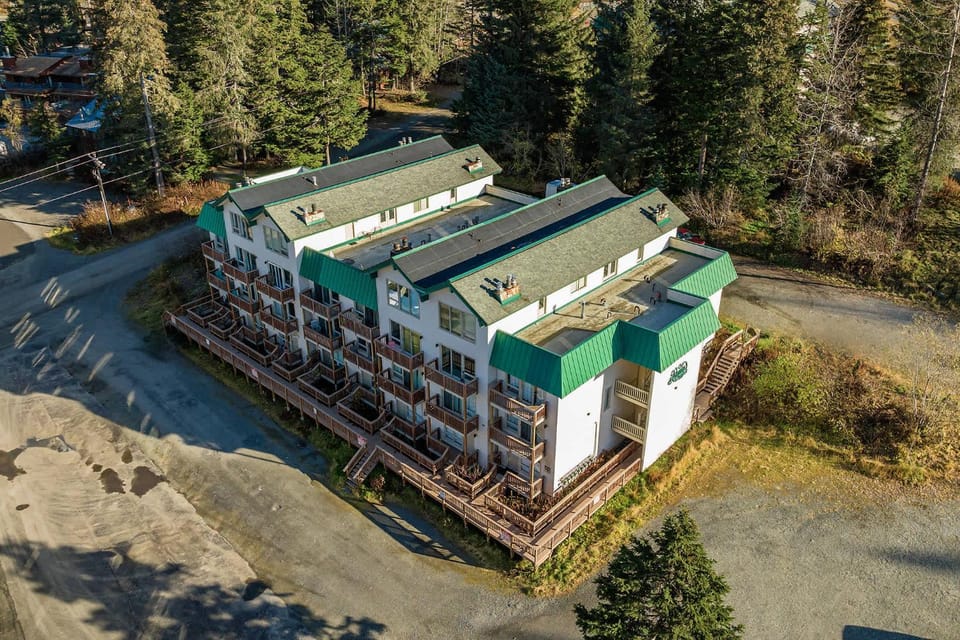 Ski-In Studio - Queen Murphy Bed - Walk to Lift Apartment in Anchorage