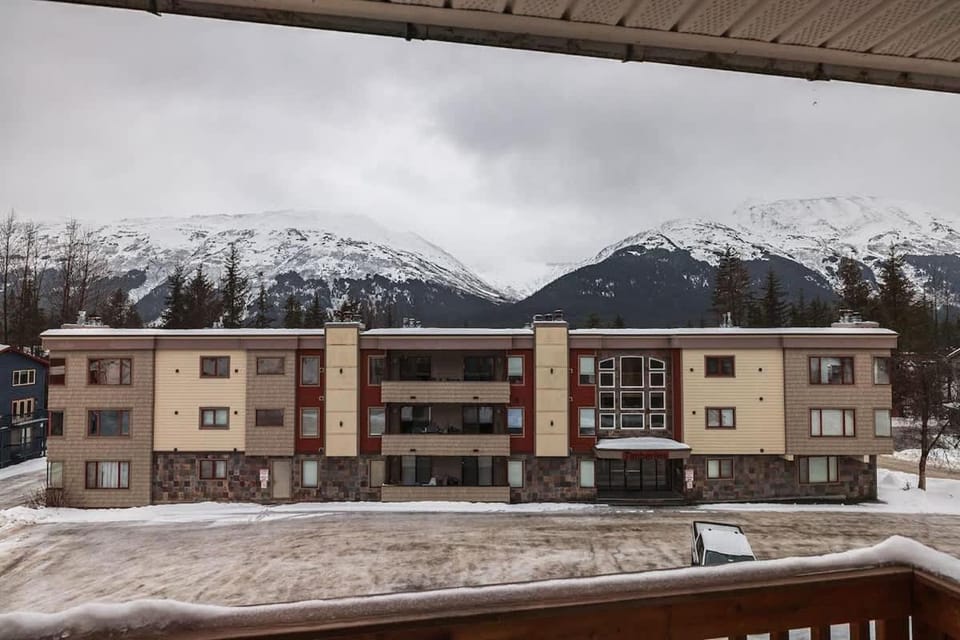 Ski-In Studio - Queen Murphy Bed - Walk to Lift Apartment in Anchorage