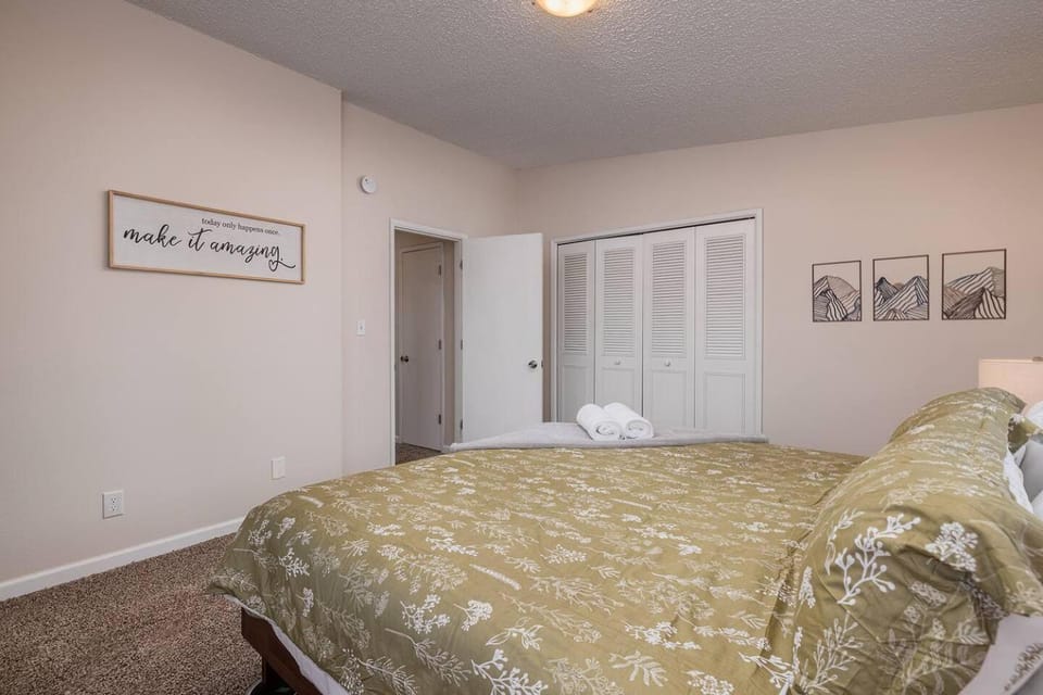 Entire Duplex Downtown 4 Bdr - King beds House in Anchorage