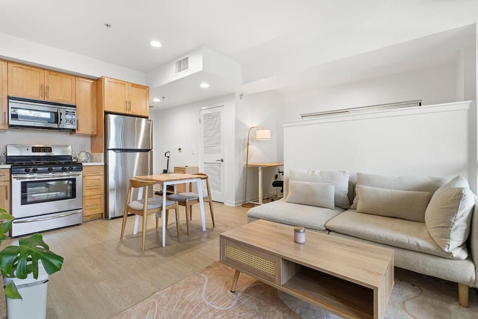 Charming 1-Bedroom Apartment 5 mins to the Beach Apartment in Santa Monica