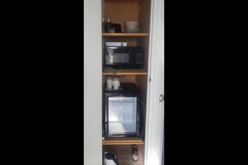 A small 1 bedroom and 1 lounge Studio B, No Kitchen Apartment in Rotorua