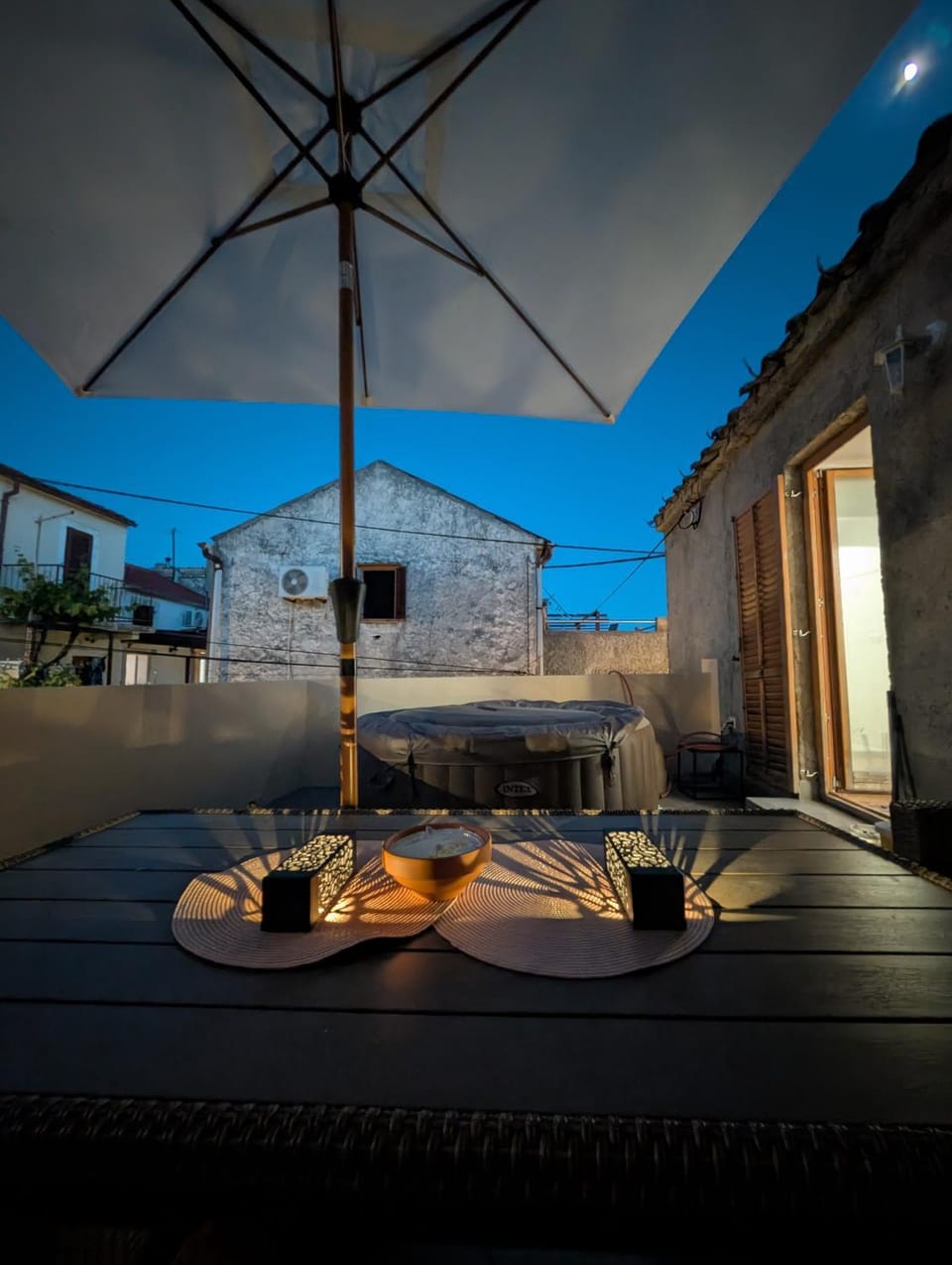 Night, Dining area