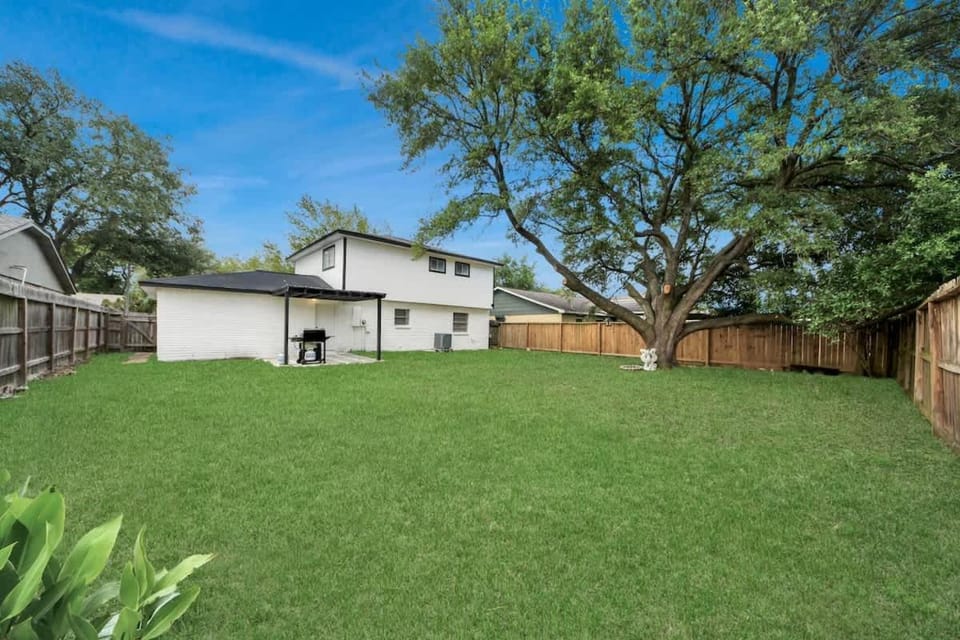 Modern home - perfect for short stays House in La Porte