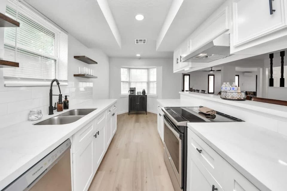 Spacious 4Br - Ksizebed pet Friendly with game room and patio House in Pearland