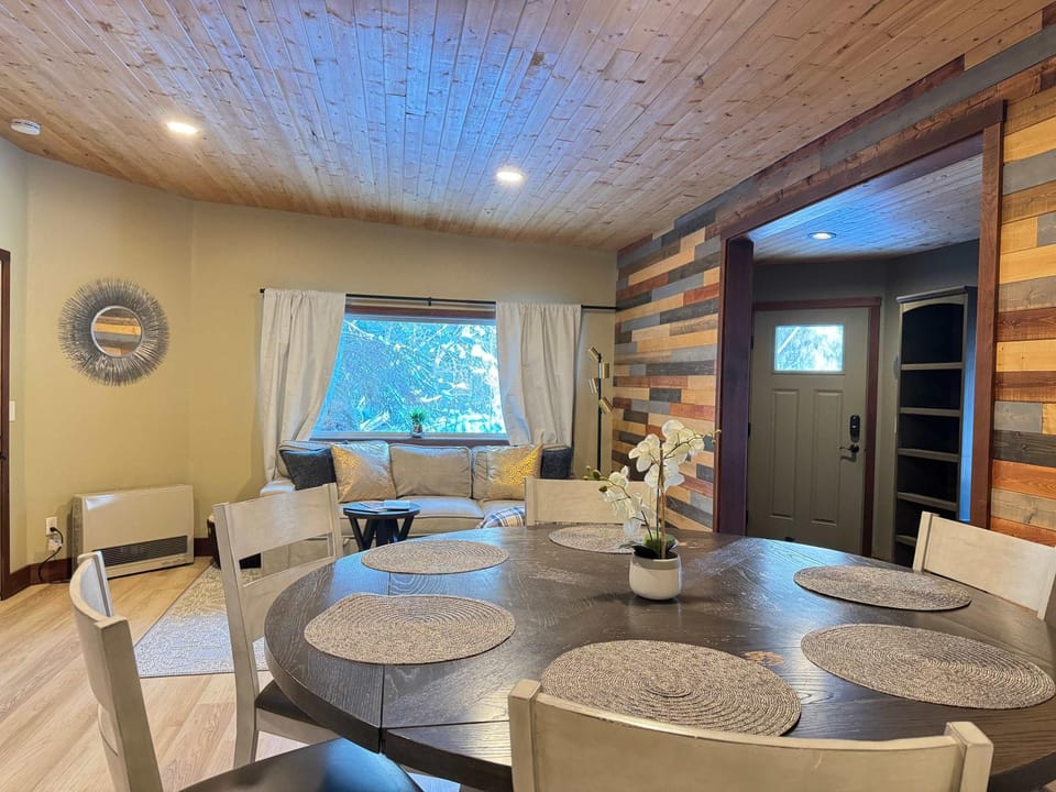 Residential Area Ski Chalet by Creek - Sleeps 6 House in Girdwood