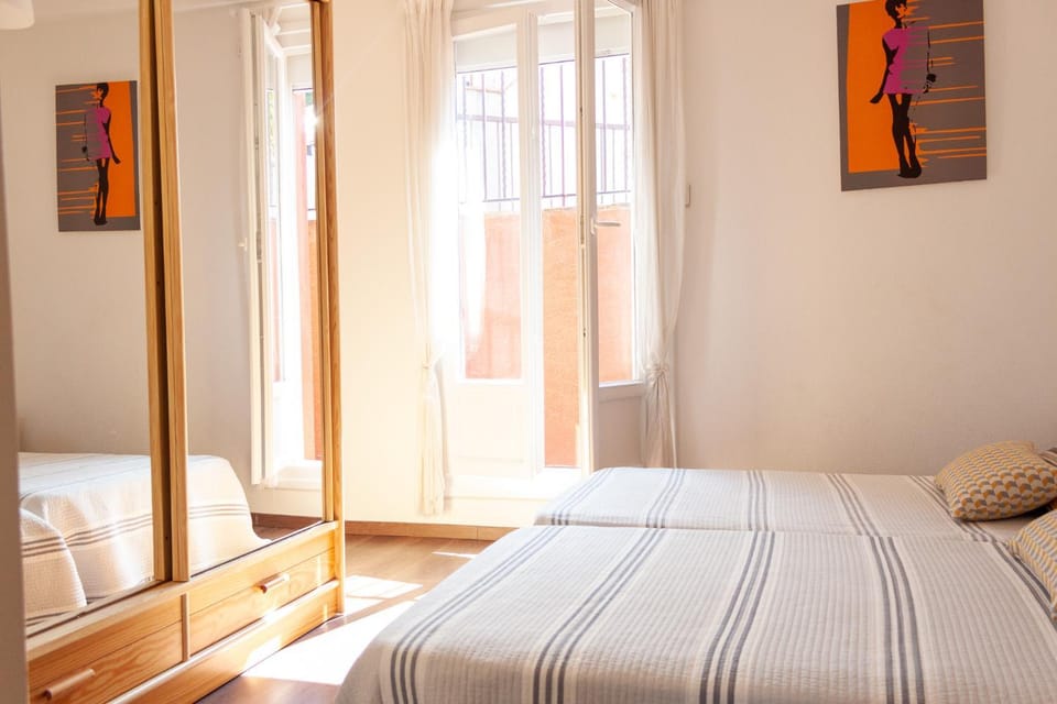 Photo of the whole room, Bedroom, wardrobe