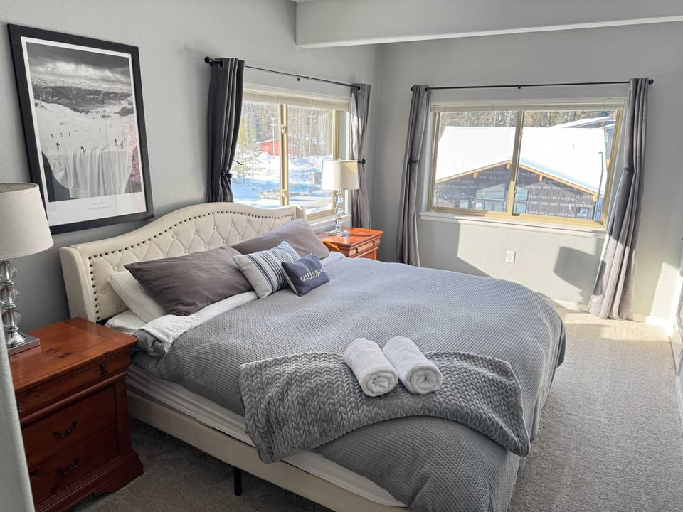 2 Bedroom Mountain View Condo with Private Hottub House in Girdwood