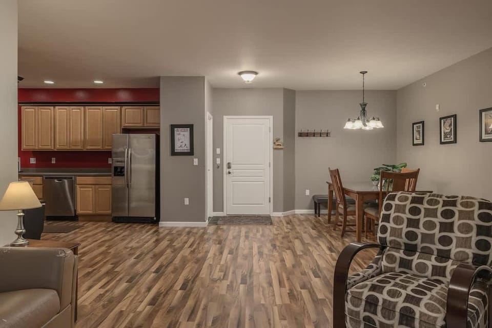 2 Bedroom Mountain View Condo with Private Hottub House in Girdwood