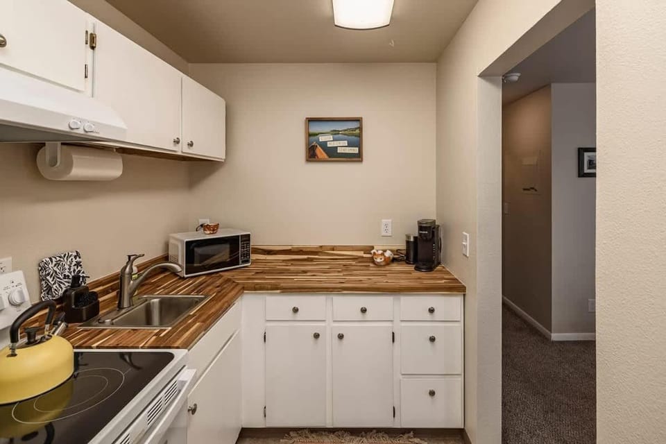 Historic Downtown Deco Queen Studio Apartment in Anchorage