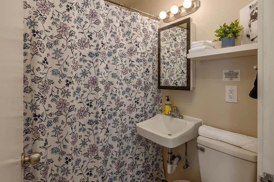 Historic Downtown Deco Queen Studio Apartment in Anchorage