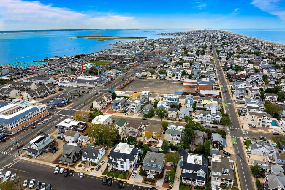 Family Home w/ 5 Decks! Fantasy Island Down Street House in Beach Haven