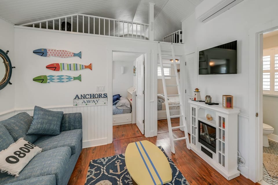 Walk to Bay Village, Beaches & More! Cozy Cottage House in Beach Haven