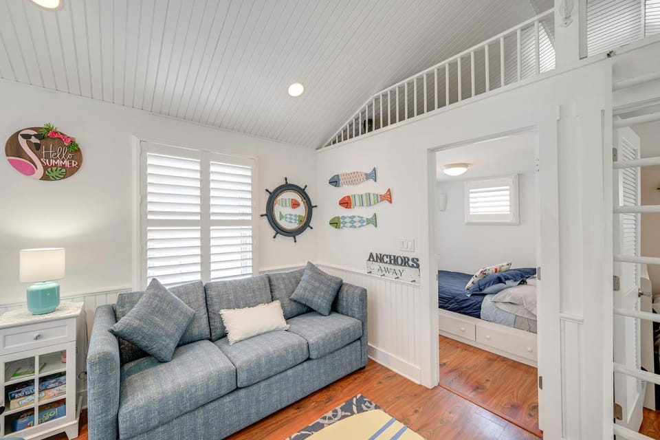 Walk to Bay Village, Beaches & More! Cozy Cottage House in Beach Haven