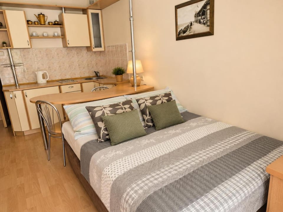 Bed, Photo of the whole room, Dining area