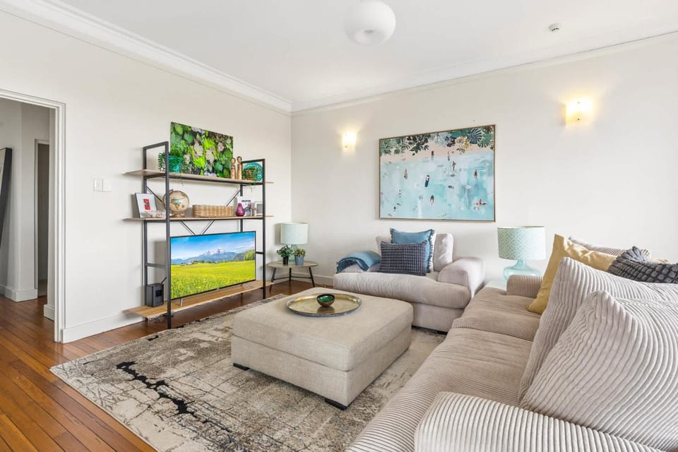 Large Comfortable Deco Apartment with Marina Views Apartment in Sydney