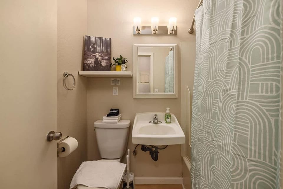Spacious King Historic Art Deco Studio Apartment in Anchorage
