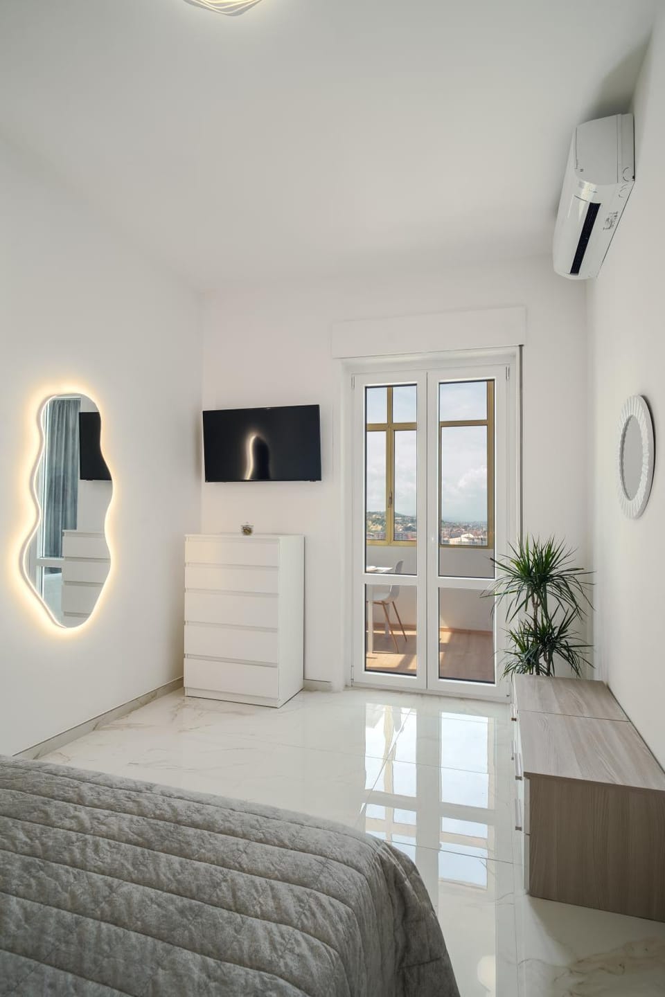 Bed, TV and multimedia, Photo of the whole room, Bedroom, air conditioner
