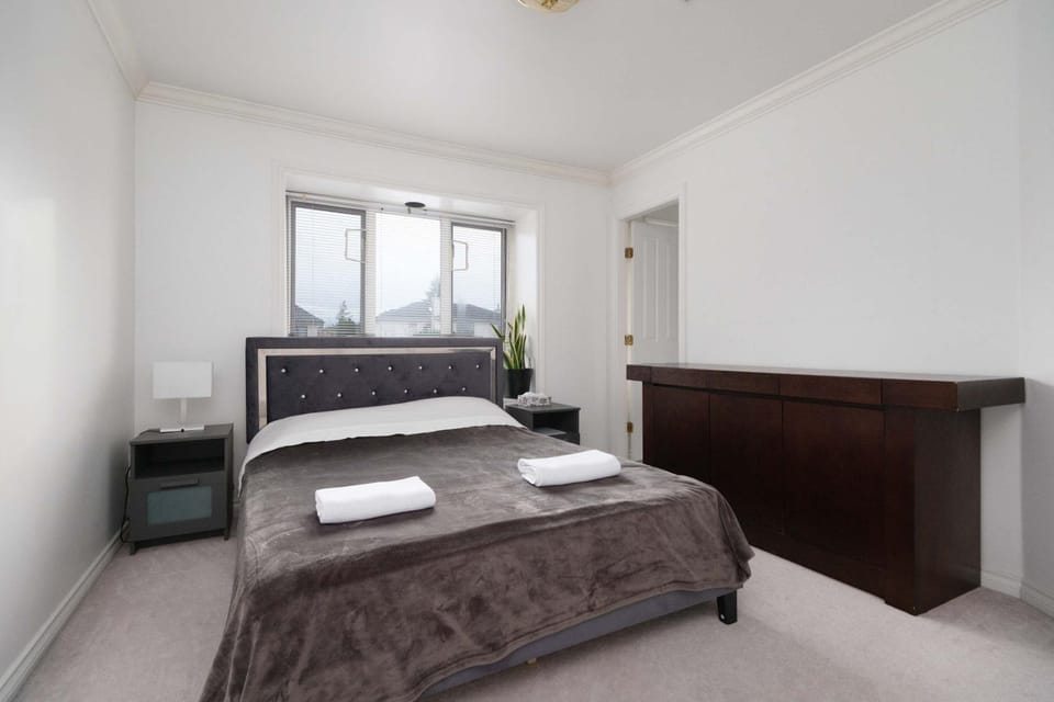 Private Room with Washroom in Central Location House in Vancouver