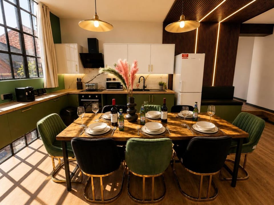 Coffee/tea facilities, Living room, Seating area, Dining area, microwave, kitchen