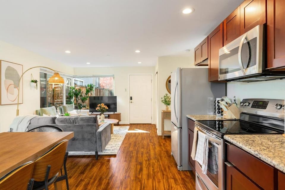 Mins to World Cup Design Parking Walk to DT AC ADA House in South Lake Union