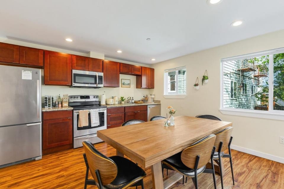 Designated Parking AC Walks to Space Needle DT Apartment in South Lake Union