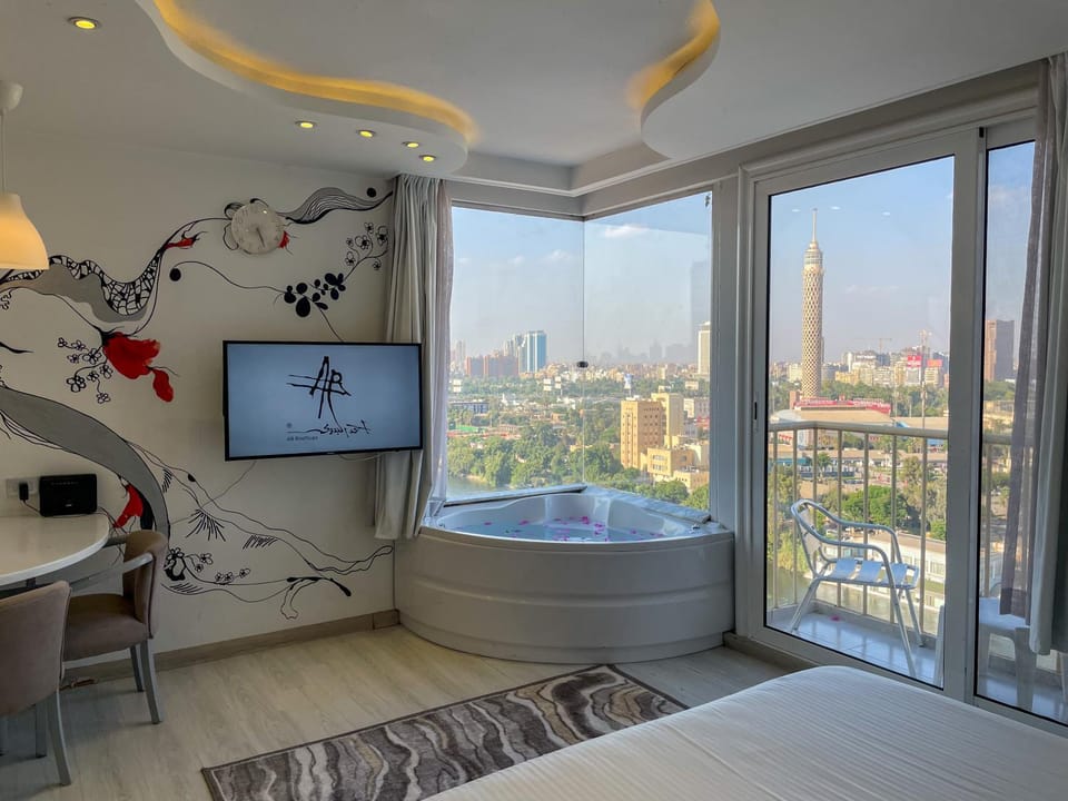 Hot Tub, TV and multimedia
