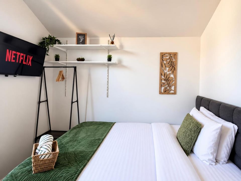 Bed, TV and multimedia, Bedroom