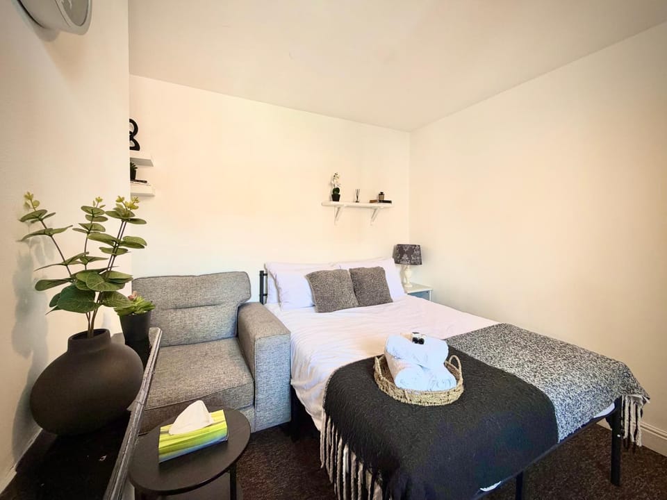 Bed, Bedroom, towels