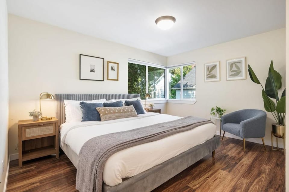 Designated Parking AC Walks to Space Needle DT Apartment in South Lake Union