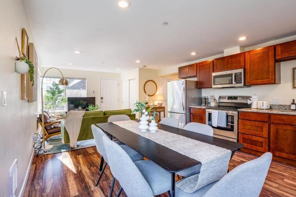 Designated Parking AC Walks to Space Needle DT Apartment in South Lake Union