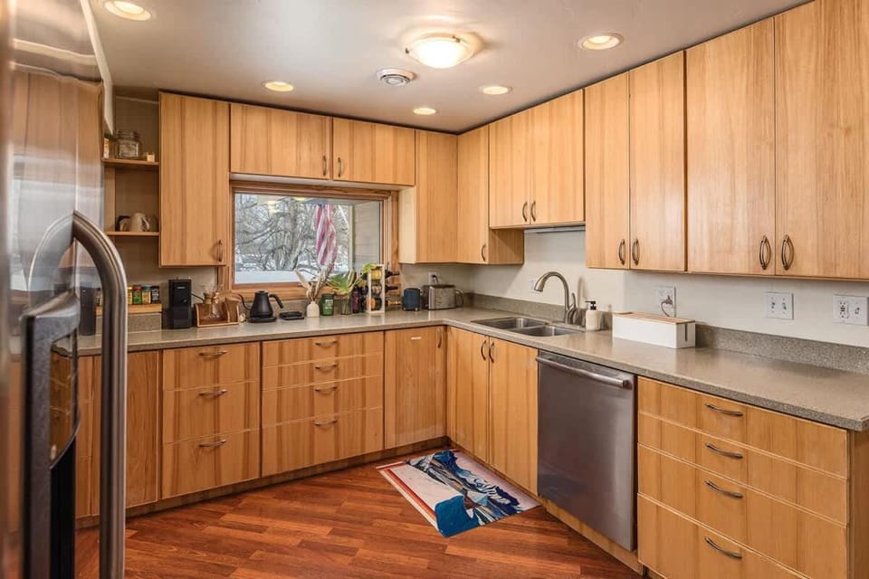 2 BR Home Minutes Away from the Airport House in Spenard